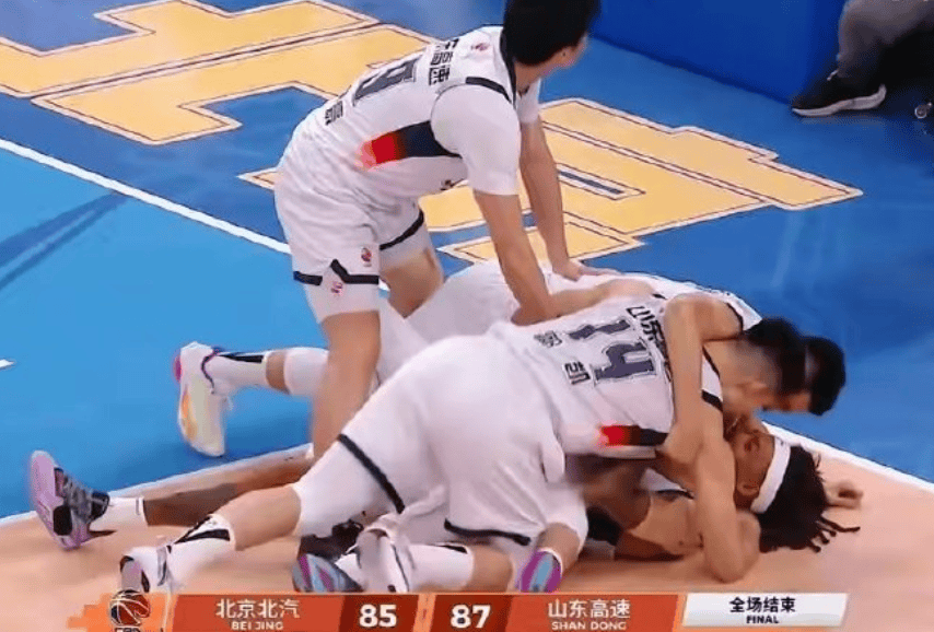 目送压哨绝杀!周琦暴怒!这样咋打NBA啊...