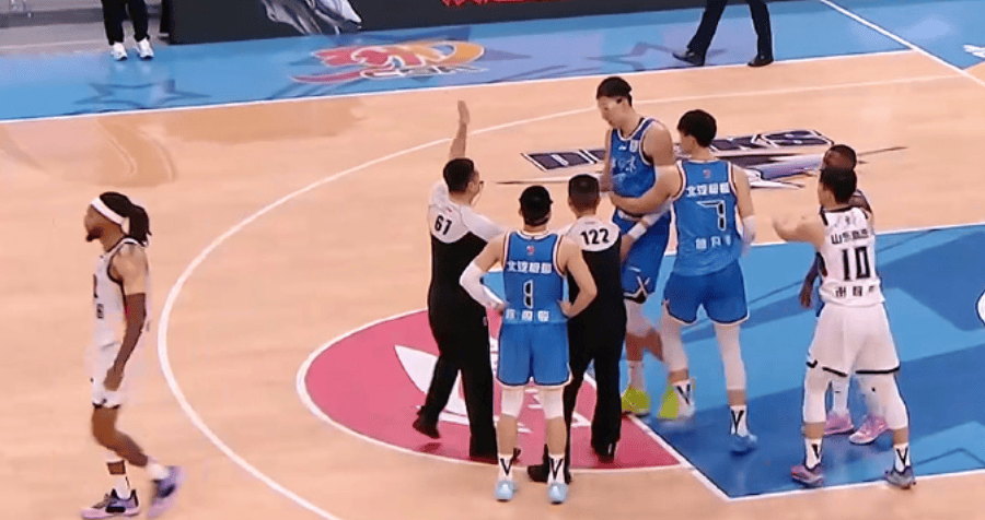 目送压哨绝杀!周琦暴怒!这样咋打NBA啊...