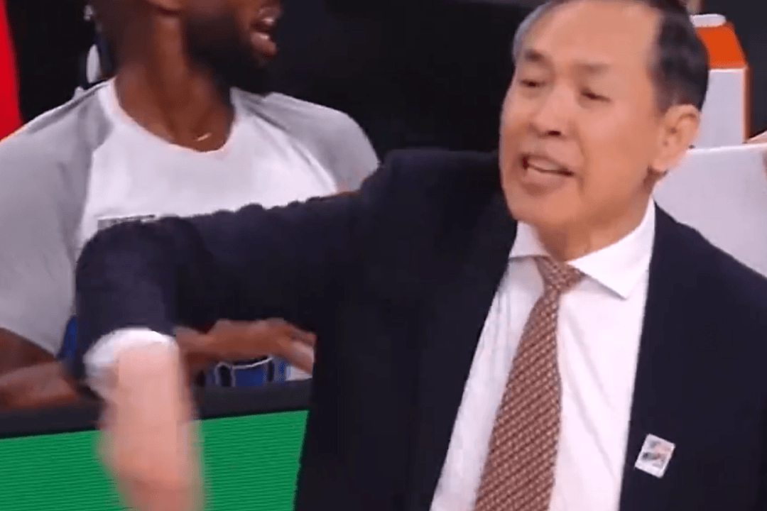 目送压哨绝杀!周琦暴怒!这样咋打NBA啊...